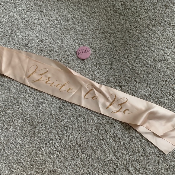 Bridal Bundle: Pink Button + Bride to Be Sash - Picture 1 of 3
